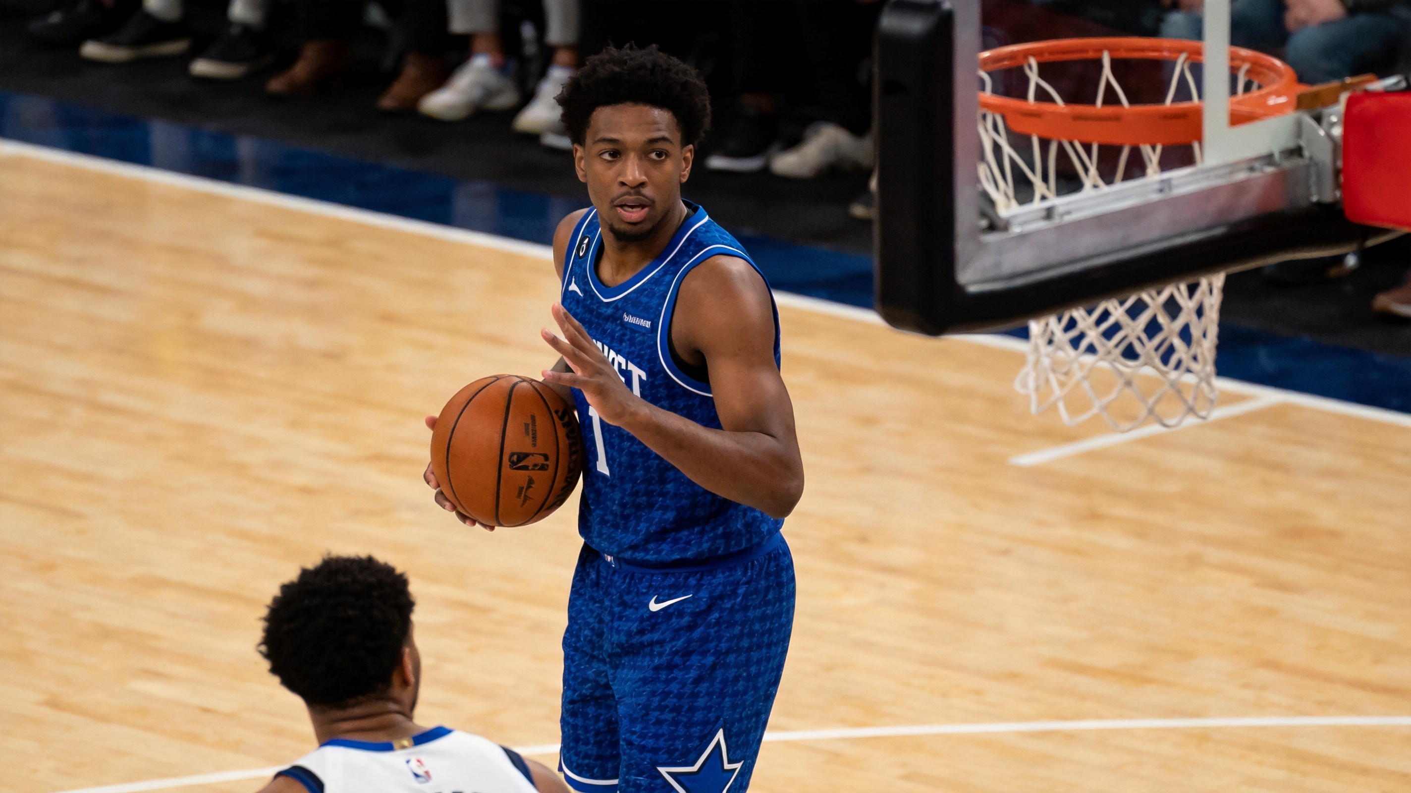 室内篮球馆中进行的篮球比赛，球员正在场上进攻